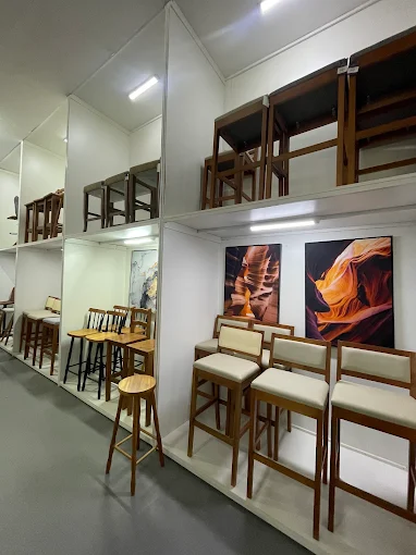 Banquetas altas em madeira com assento estofado claro